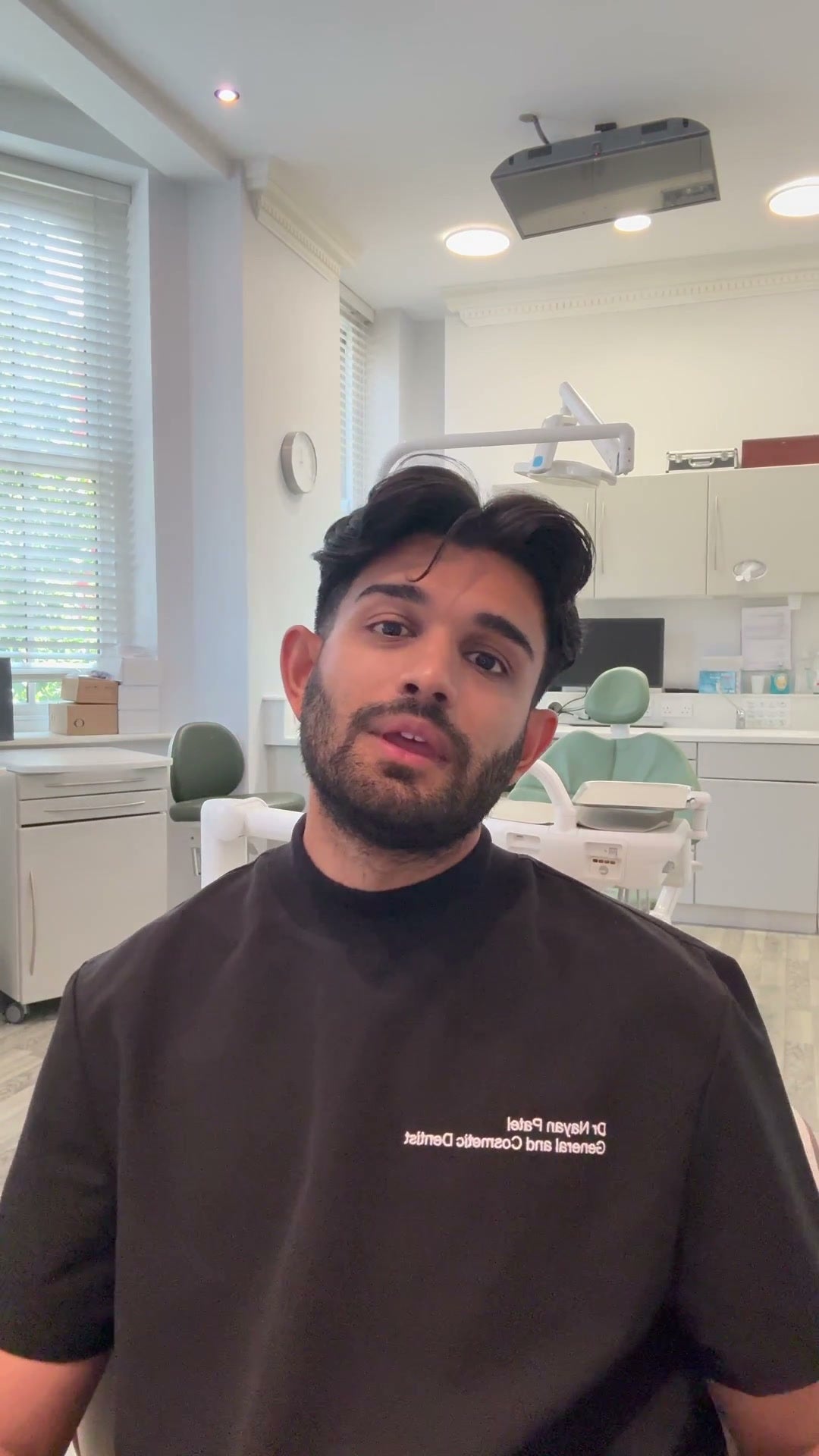 Dr. Nayan Patel spricht in ihrer Zahnarztpraxis Praxis